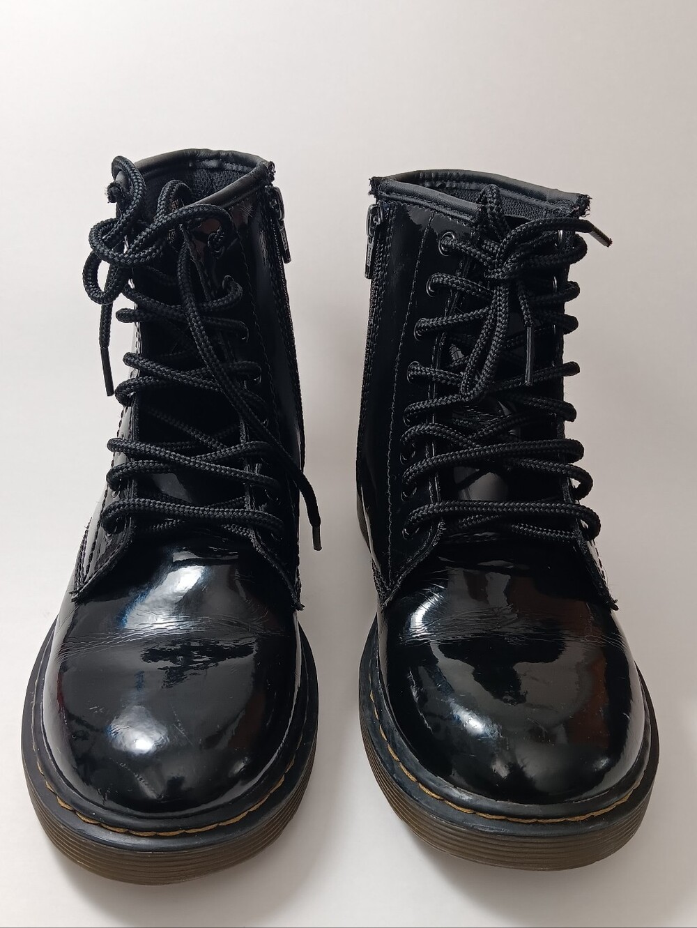 Dr. MARTENS 1460,BLACK PANTENT, LEATHER LACE UP ANKLE/ COMBAT BOOTS